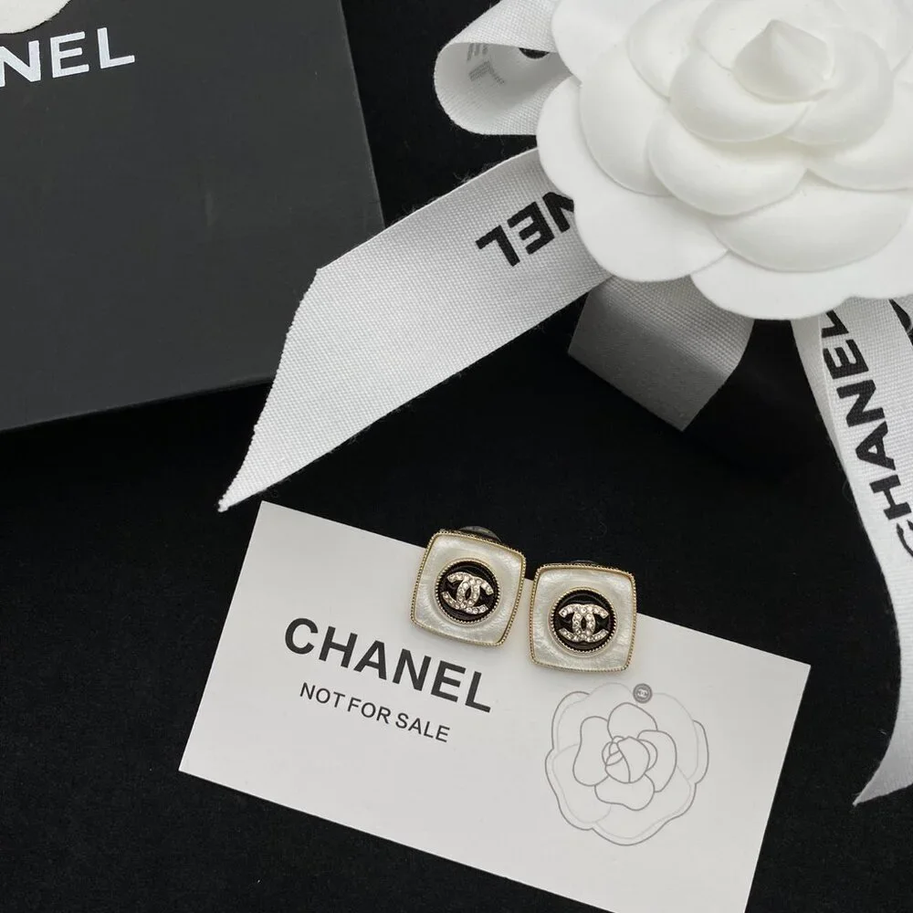 Chanel - Picture 2 of 4